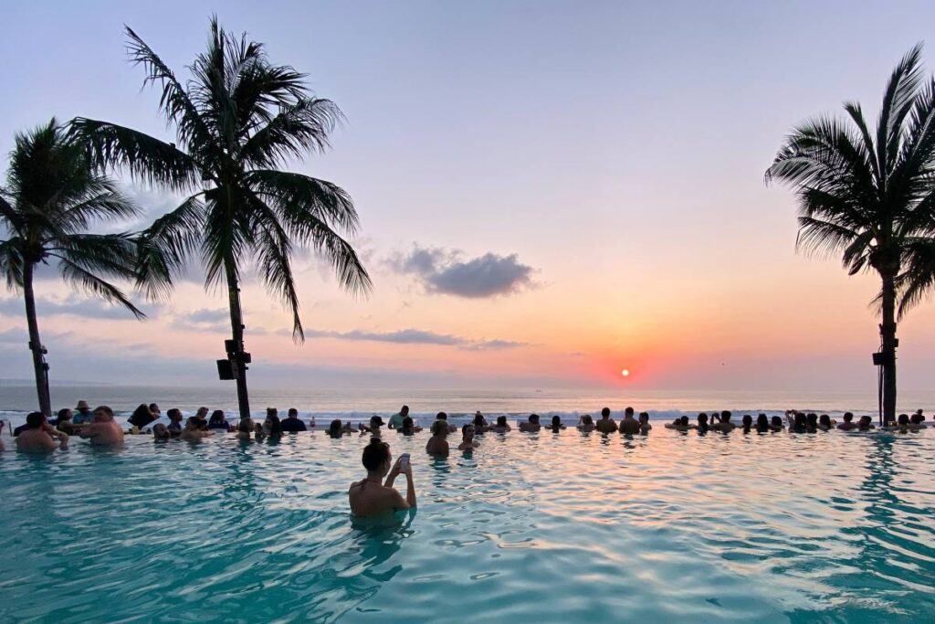 Sell USDT Around Seminyak Area e=6285176981688